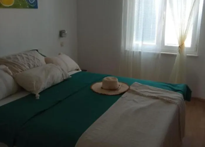 Cozy Garden With Terrace And Bbq شقة *